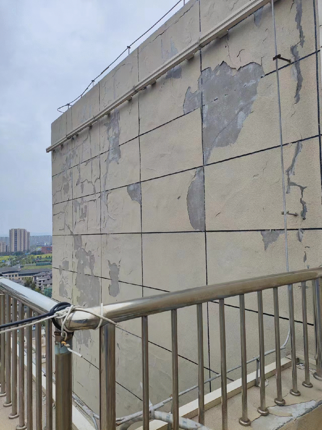 仪征某高档小区外墙皮严重脱落.