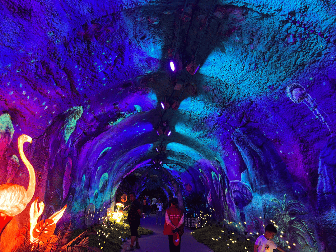 从熊猫馆出来,进入"惊雷洞",突如其来的隧道神秘又神奇,"寻梦洞"又把