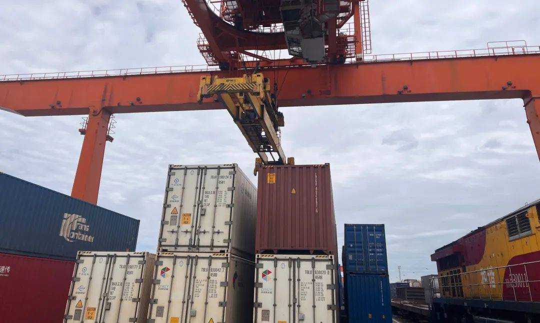 四川交通21532标箱一季度长江班列热辣滚烫