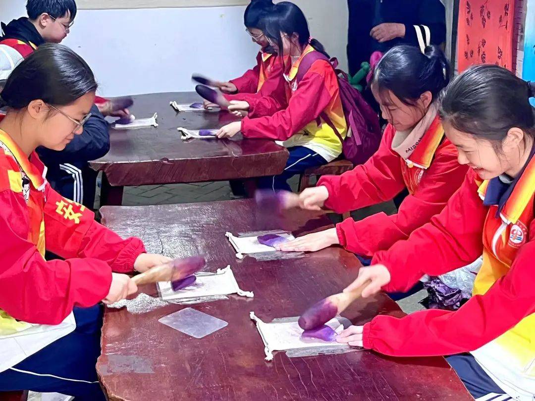 陕州地坑院广场为各项团队进行扩展训练提供场地,打土坯,协力竞走,指