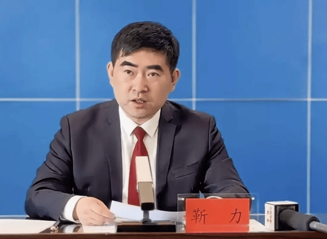 公开简历显示,靳力出生于1980年10月,1999年被保送进入清华大学计算机