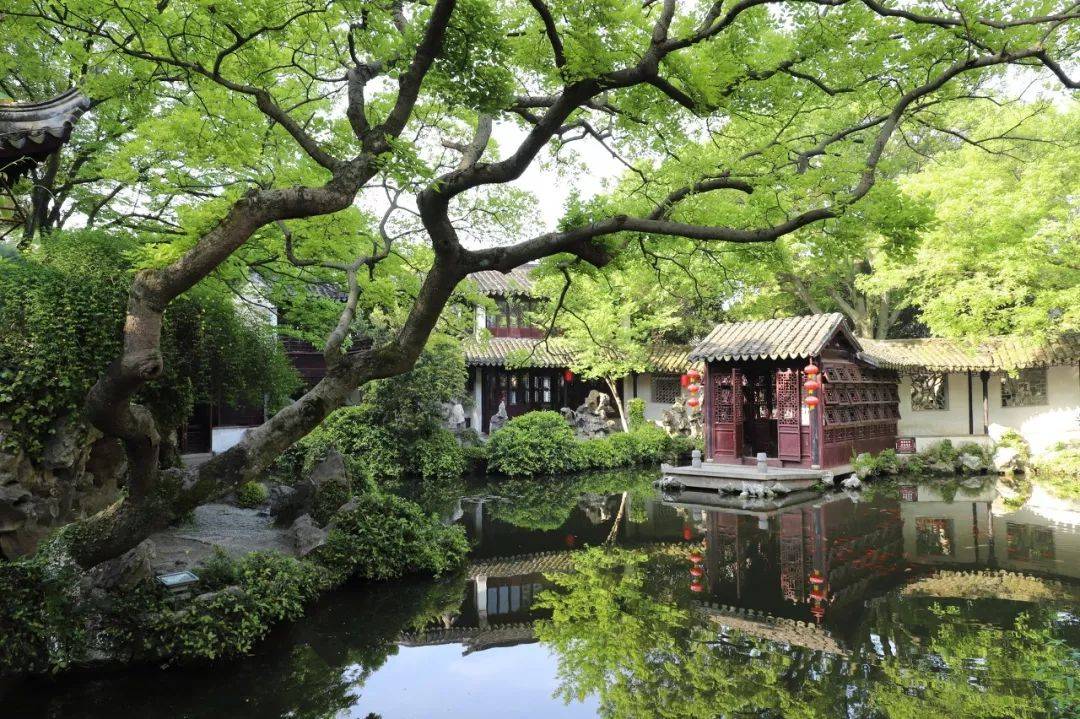 同里古镇属于苏州吴江区,是周庄以西20多公里的一个诗意的小村庄,有着