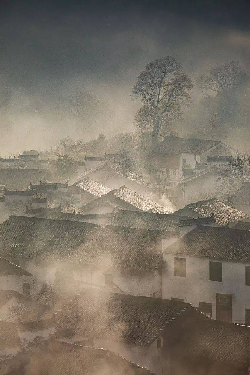大部分建筑曾毁于清末战火,幸存的石牌坊也毁,后当地政府决定贷巨资恢