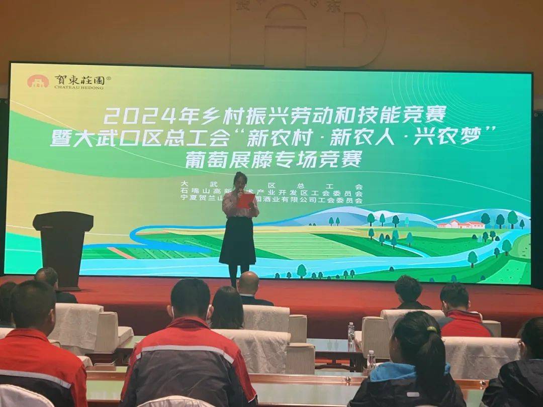 "冬藏埋土,迎春展藤",春季扒土出苗是葡萄标准化生产中的一个重要环节