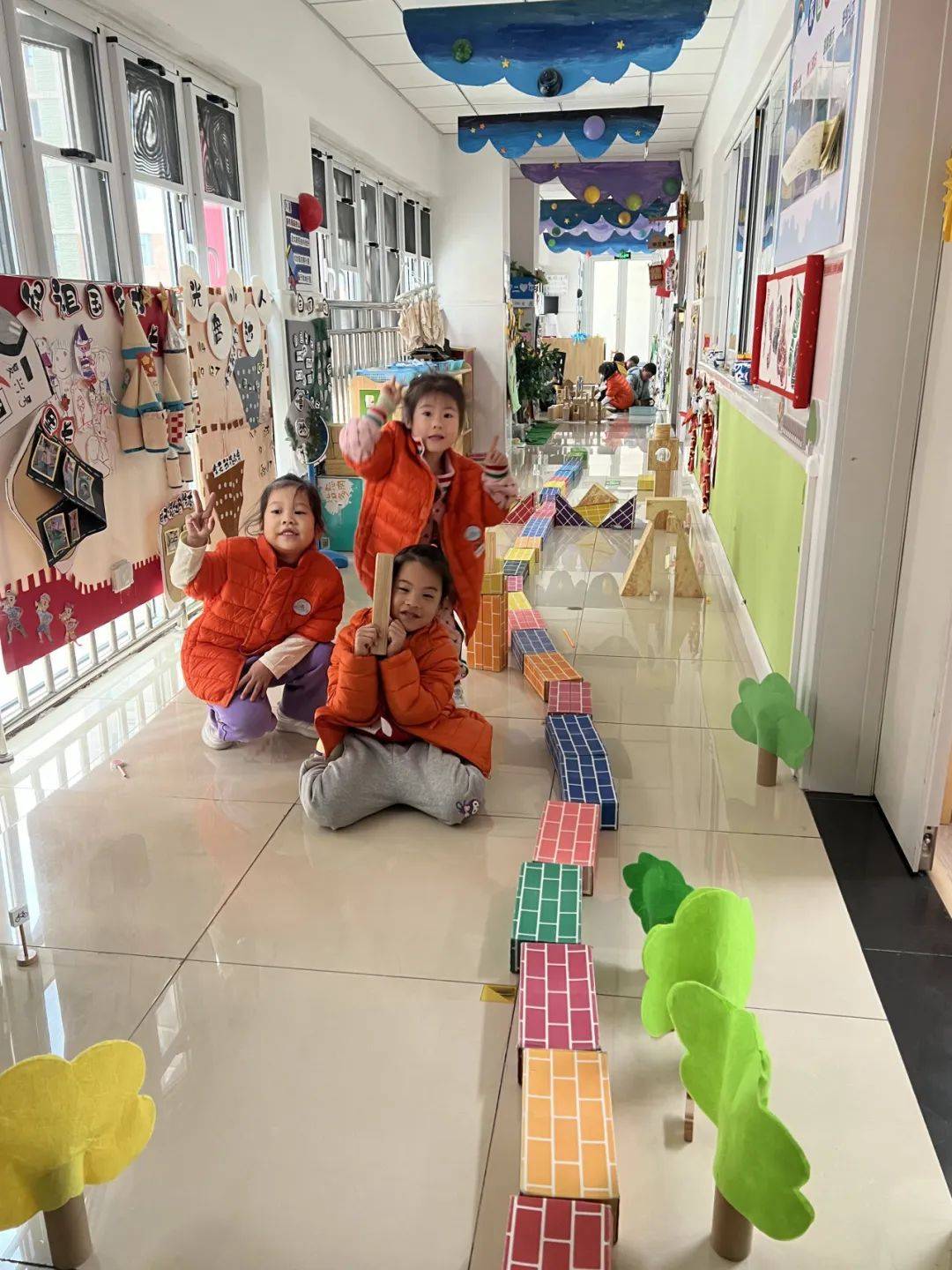 畅悦华庭幼儿园开展开往春天的地铁主题活动