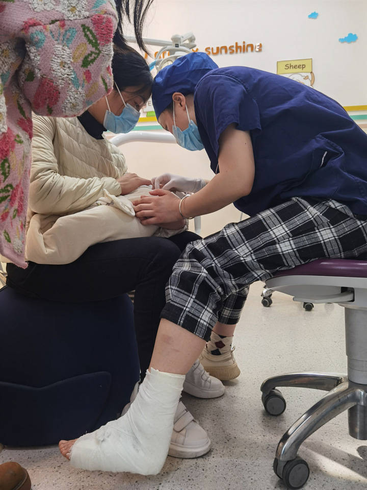 会变魔术的杭州女医生打石膏上岗,因为和孩子们的约定_胡玲_同事_儿童