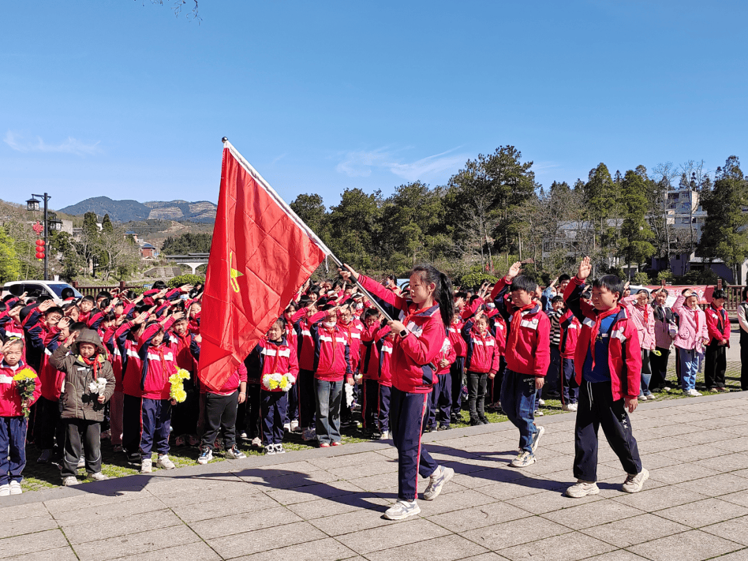 开展主题队日活动棠口中心小学双溪中心小学瞻仰纪念碑长桥中心小学熙