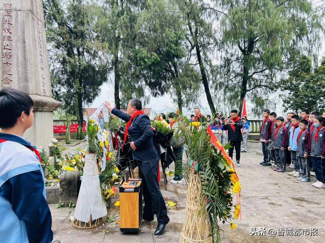 清明祭英烈 传承爱国志——汀泗桥镇初级中学开展清明祭扫活动_烈士