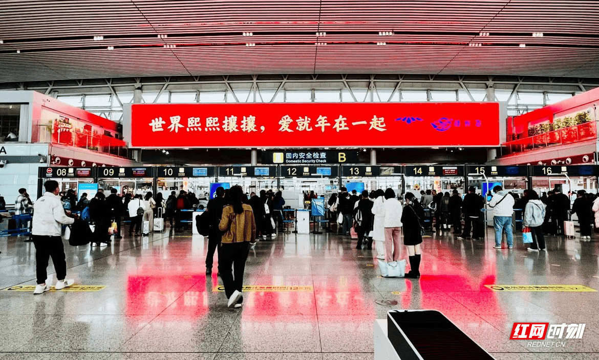 湖南机场：智能机器人分流 减缓长沙机场安检区客流压力 