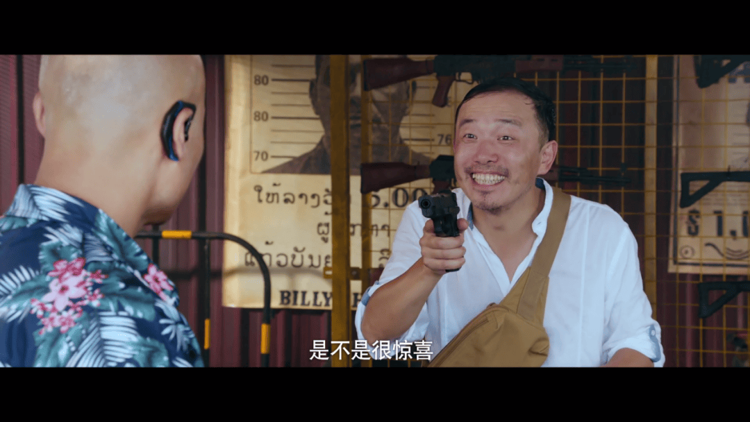 因此我们看到,先是大哥手下赶到时,他凭借着"入戏"的一顿操作把大哥手