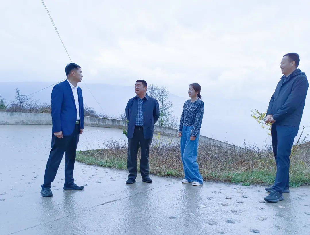 省政协办公厅二级巡视员杨亚军一行深入蒿林乡调研指导驻村帮扶产业