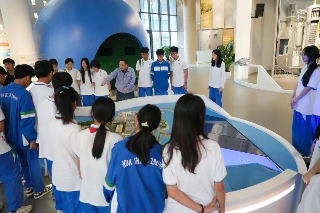 强国有我核你相约我校国旗队及学生广播电视台成员集
