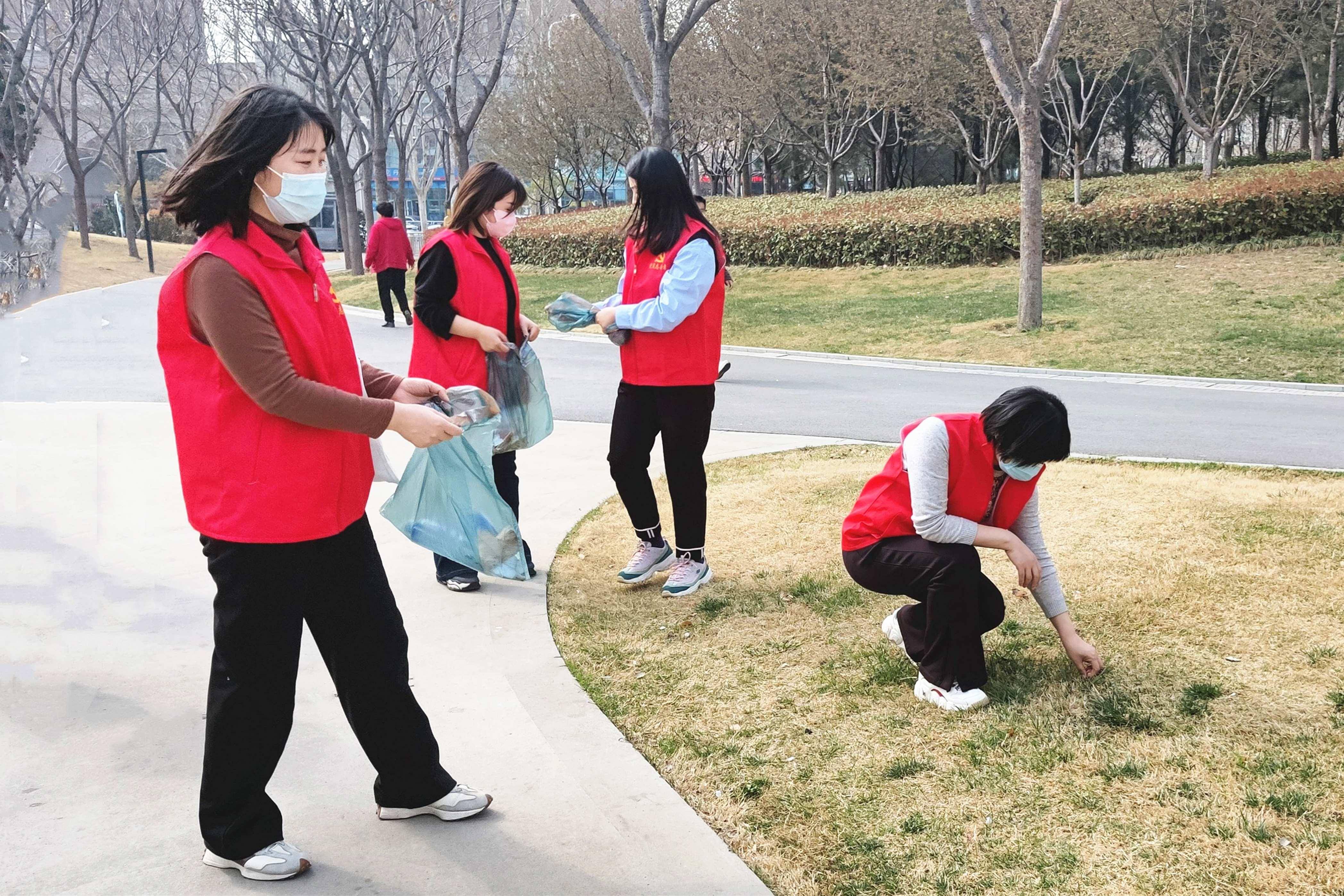 农银人寿河南分公司践行雷锋精神志愿活动暖人心