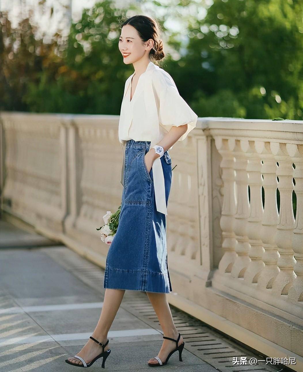 事实证明这是最适合40女人的打扮短衫过膝裙舒适又优雅