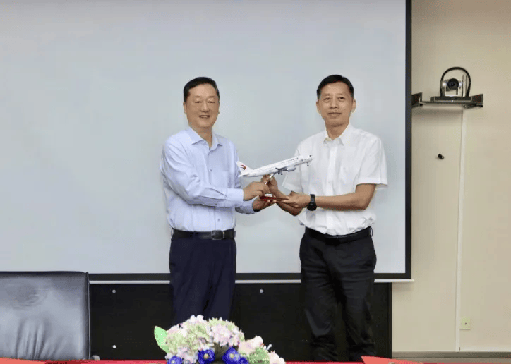 德宏州人民政府与东方航空云南有限公司签署战略发展合作框架协议