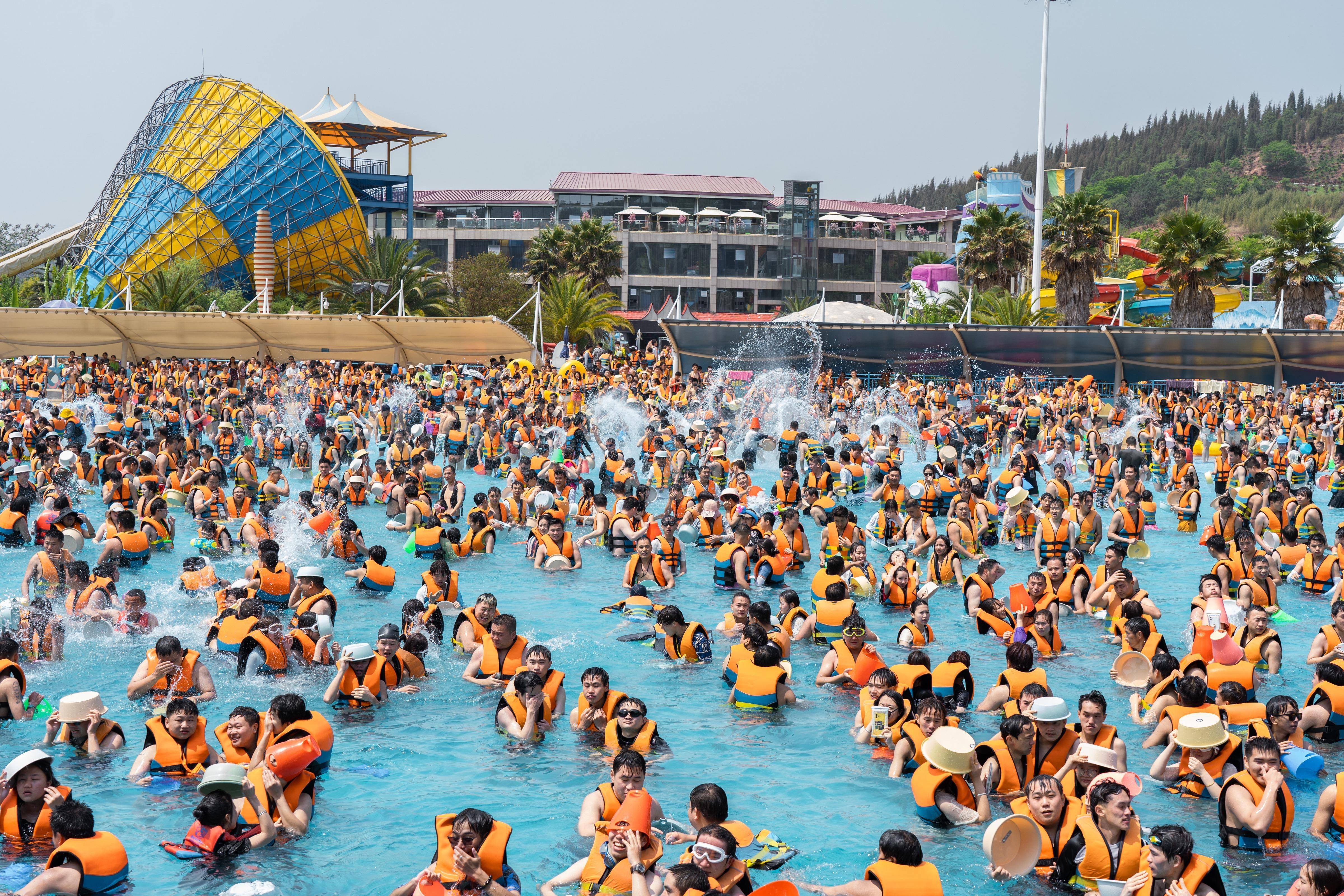 昆明"夏意满满" 游泳馆客流增长 水上乐园露营地人气旺