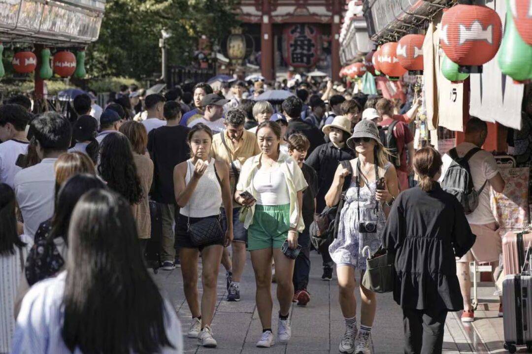 日媒中国54岁女游客偷2枚糖果被捕总价464日元网友区区两枚糖至于吗