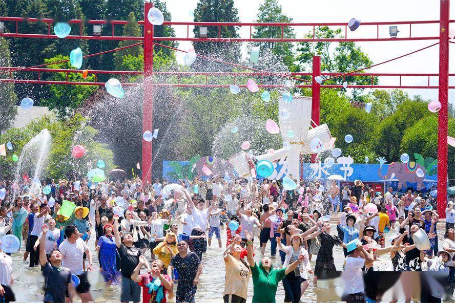 活动期间,泼水节活动将在洒水迎宾仪式中拉开序幕,傣族姑娘小伙们敲响