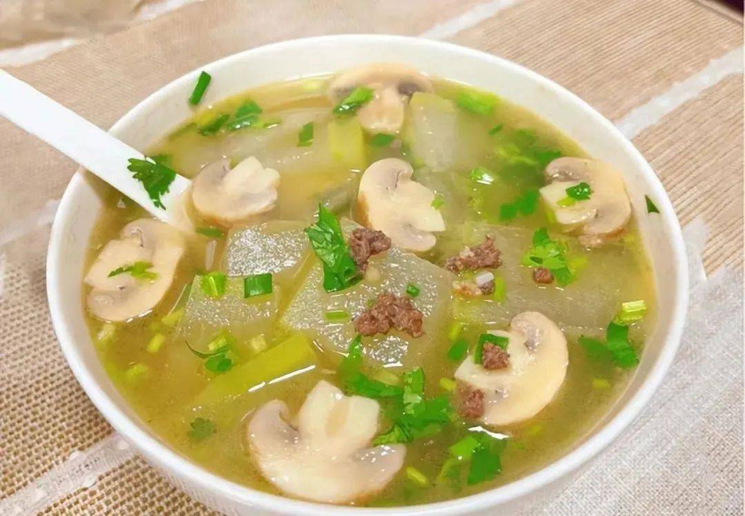 超赞的冬瓜肉末蘑菇汤,汤鲜味美,好吃到连汤也不剩!