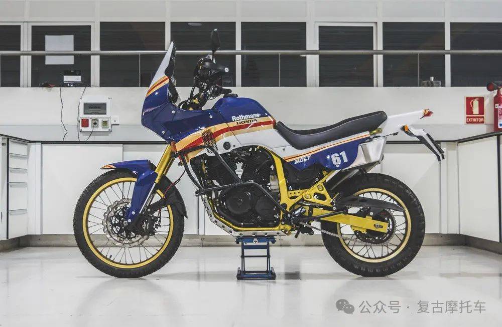 还改装了来自本田2020款非洲双缸的倒立前叉,这个改装增加了车在越野