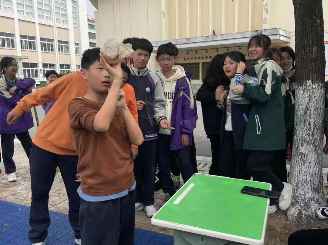 了毕生绝学逗裁判老师笑,场上欢声笑语,906班的徐佳乐同学凭借自己的