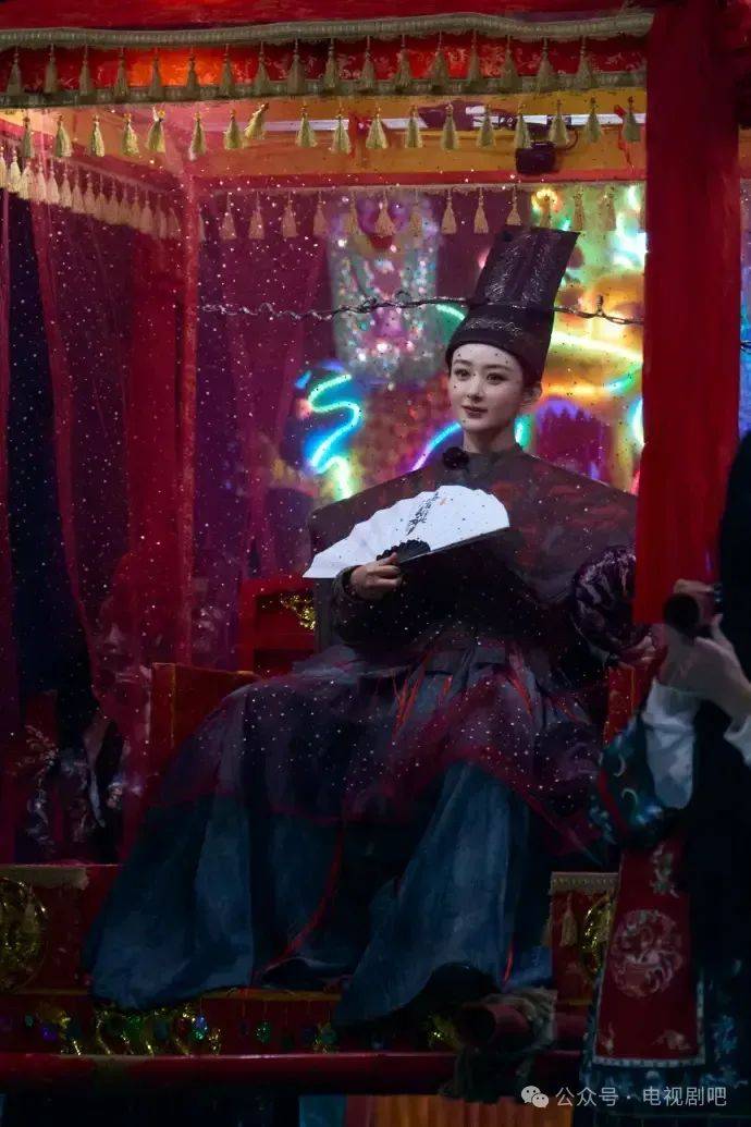 赵丽颖黑衣红轿手握折扇古装王爷造型英气