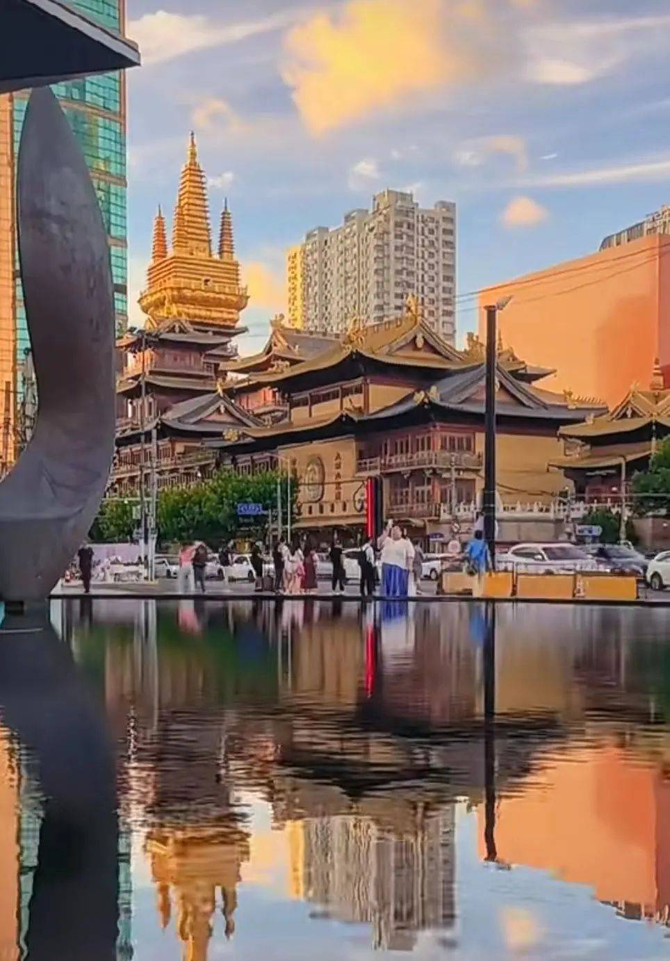 上海延安路天桥竟成网红打卡地!茫茫多人只为等静安寺亮灯!