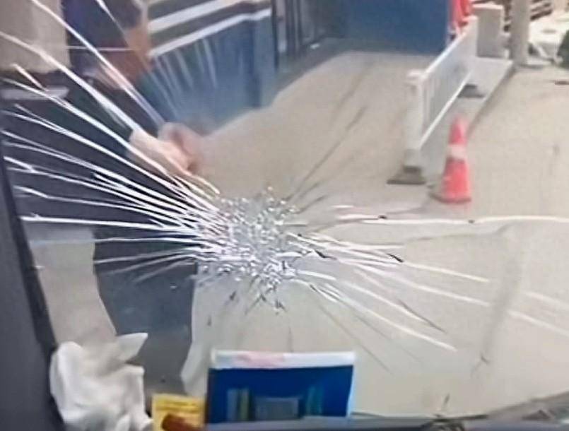 运货卡车在派出所门口被砸陕西旬阳警方事情已解决