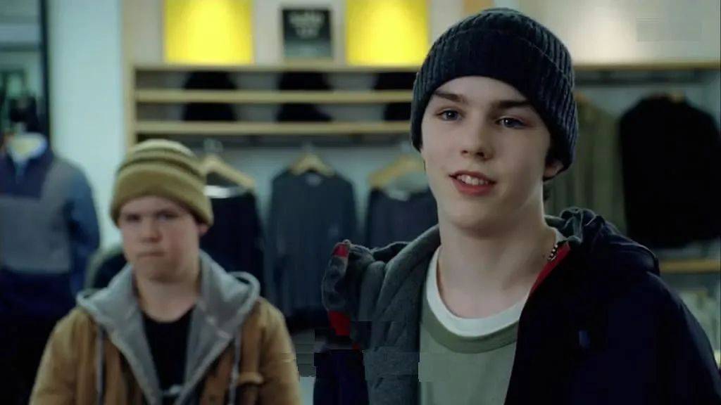 他儿子都5岁了颜值依旧狂飙光头造型帅炸裂不愧是英伦顶级美貌