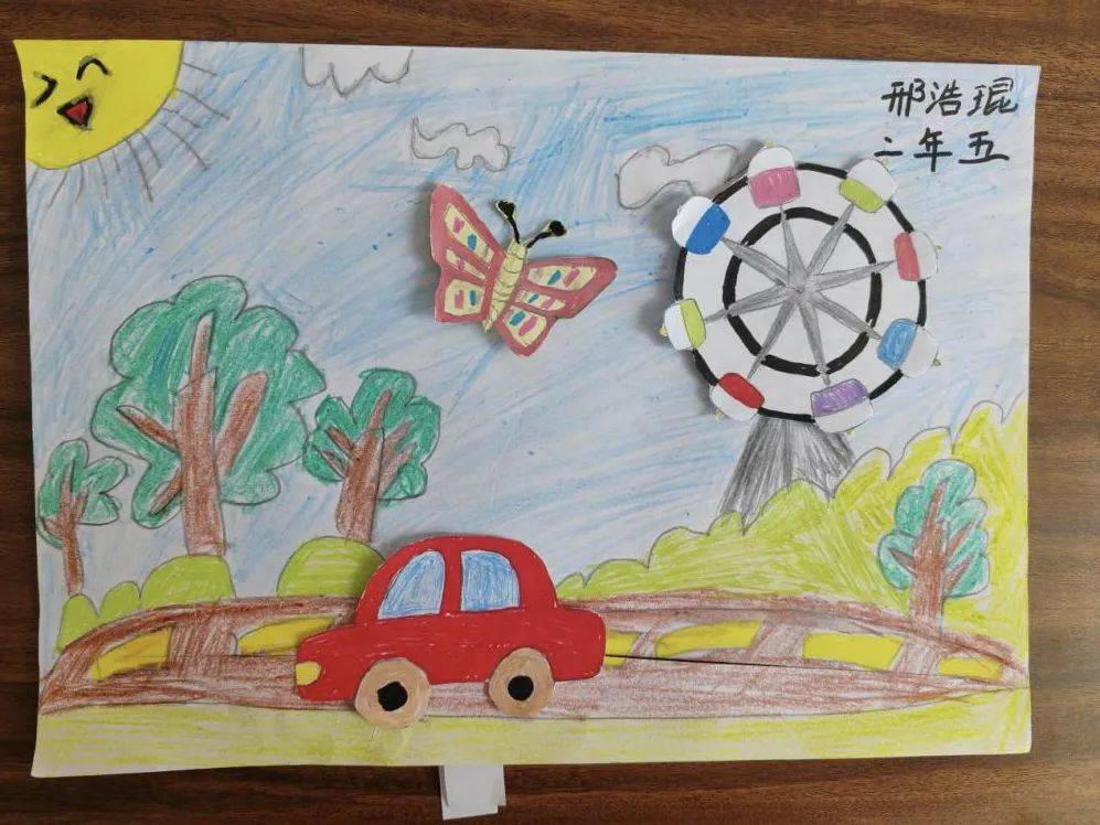 将剪纸与轴对称结合在一起,帮助同学们进一步加强对轴对称图形的认识