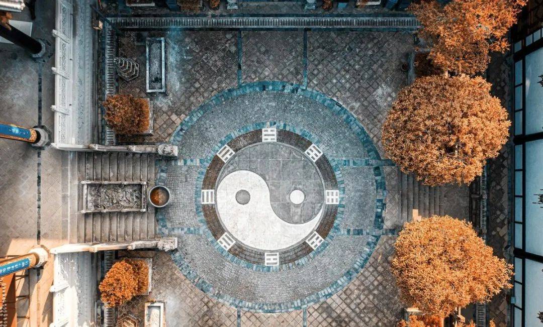 如此,据记载,诸葛亮后裔迁居于此,古称高隆村,是按照祖制九宫八卦布