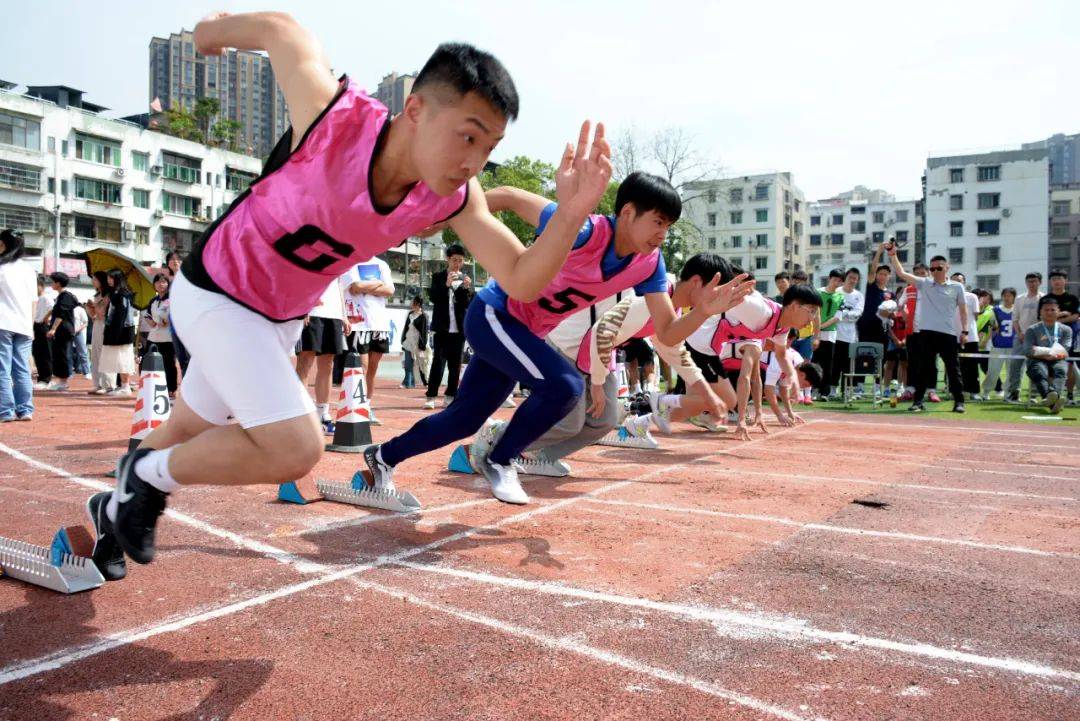 汗水挥洒青春拼搏成就梦想三台中学召开2024年田径运动会表彰总结大会