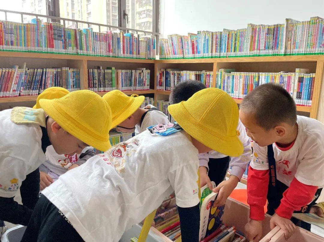 我和图书馆有个约会红星幼儿园走进图书馆研学活动