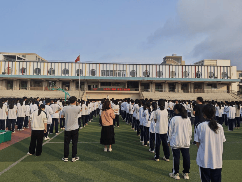 汕尾中学新城中学少工委组织少先队员开展英烈网上纪念活动,引导少先