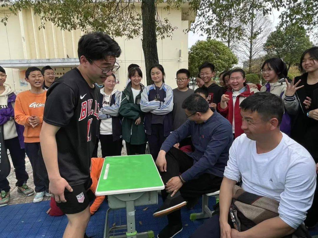 了毕生绝学逗裁判老师笑,场上欢声笑语,906班的徐佳乐同学凭借自己的