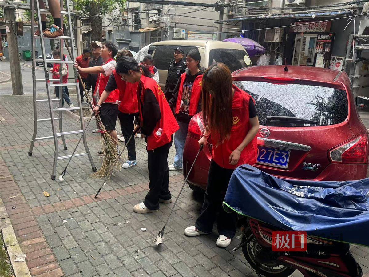 大扫除武汉学院管理学院清洁家园党员先锋队在社区工作人员的带领下