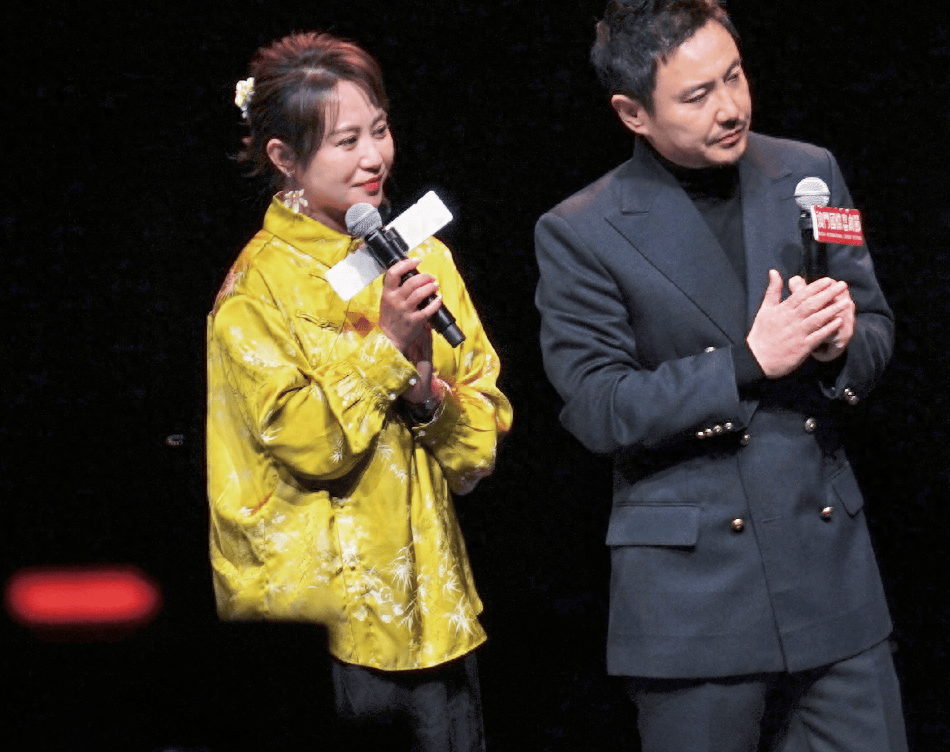 到达活动现场的沈腾忙工作之余不忘关照家人,只见他走到老婆王琦以及