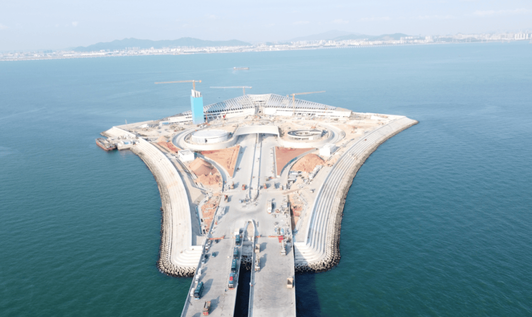 距离深中通道具备通车条件还有两个月的时间,伶仃洋深处的西人工岛有