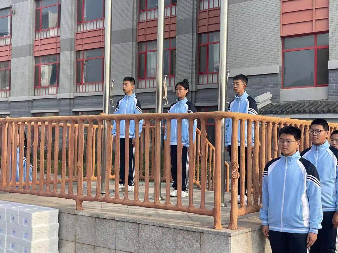 陈盛洋同学,是我们班的生物课代表,他乐于助人,品学兼优.