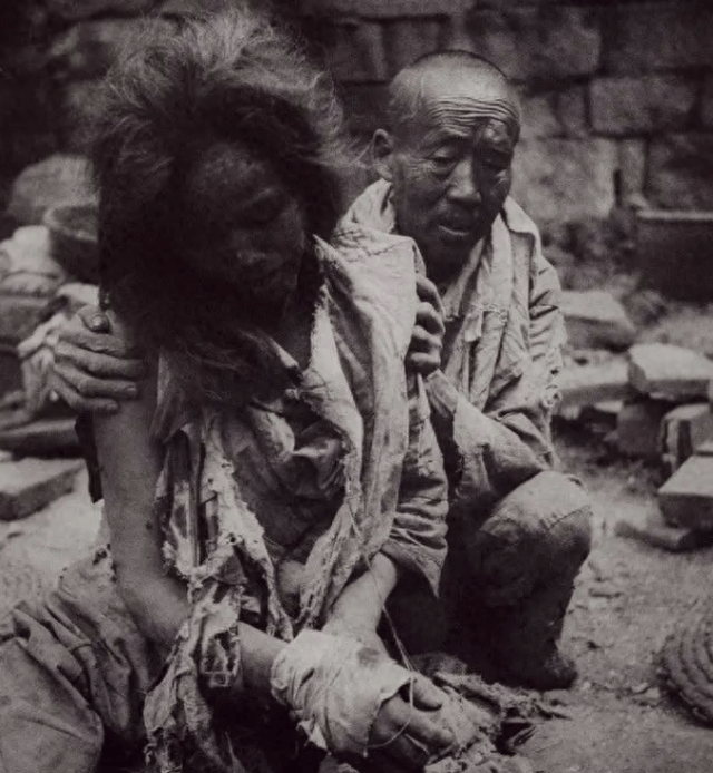 脱下衣服让日本人拍摄,但还是逃不过被杀害的命运,他们即将要被活埋