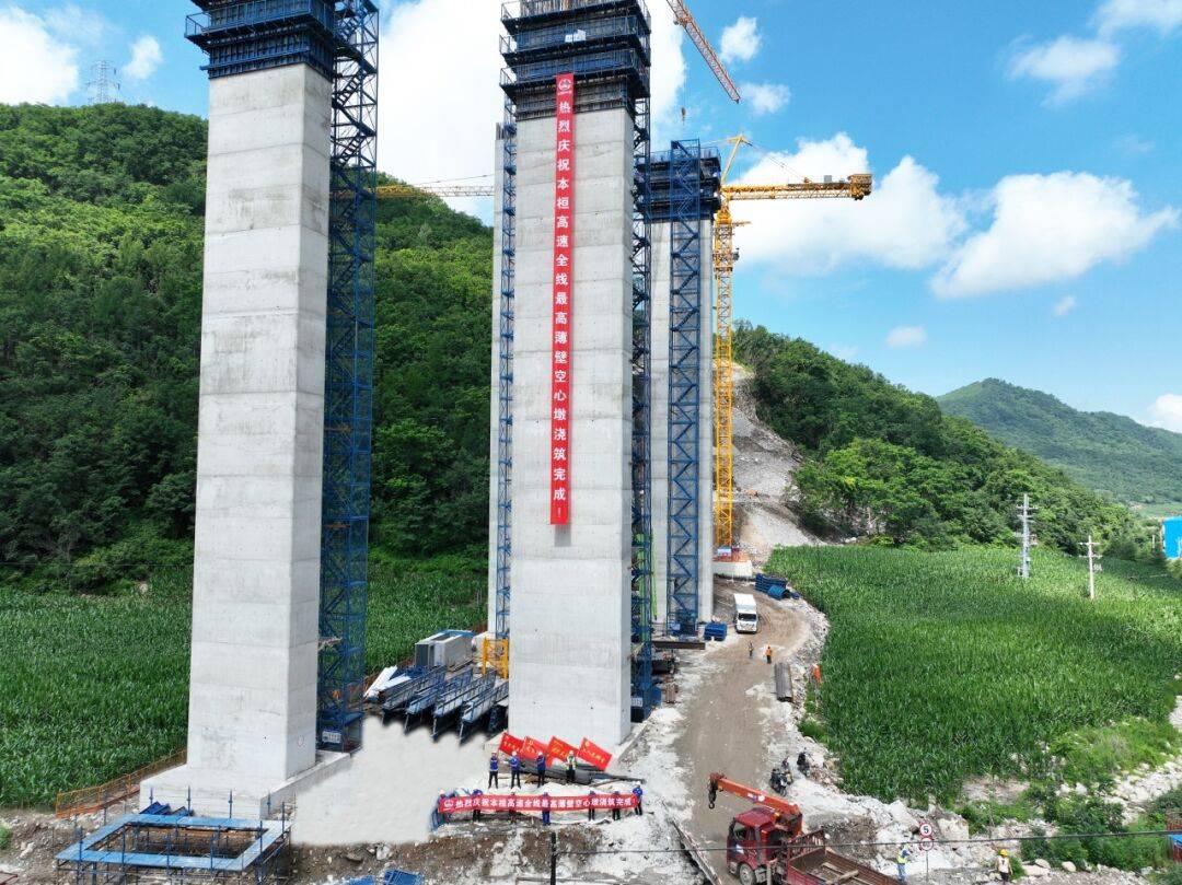 一线捷报本桓高速公路三工区项目蜂蜜砬子右线隧道提前12天贯通