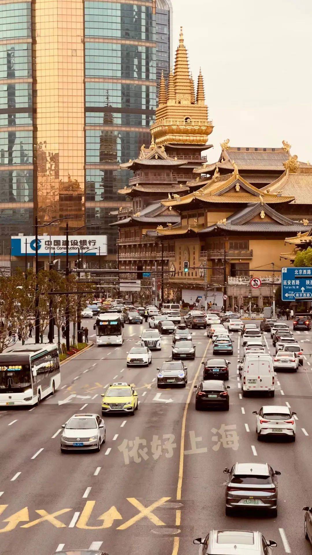 上海延安路天桥竟成网红打卡地茫茫多人只为等静安寺亮灯解锁更多宝藏