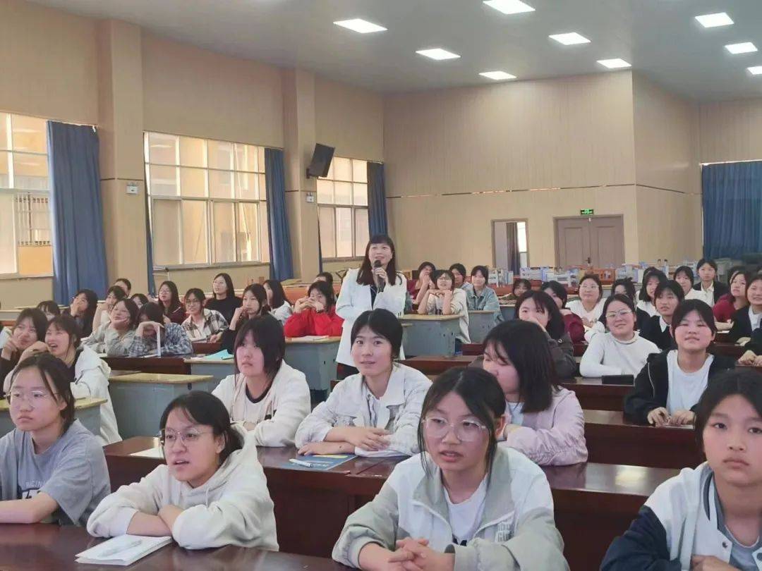 "你当像鸟飞往你的山"——记"育人大讲堂"精彩讲座第三期_孙然_情感