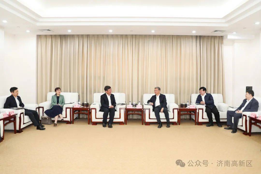 孙斌对客人一行的到来表示欢迎,并简要介绍了济南高新区经济社会发展