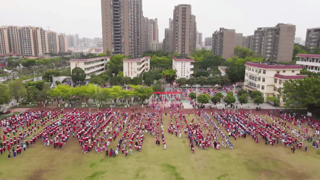 港北区荷城小学身着绚丽服饰的师生,欢聚在热闹的幼儿园里,通过跳舞