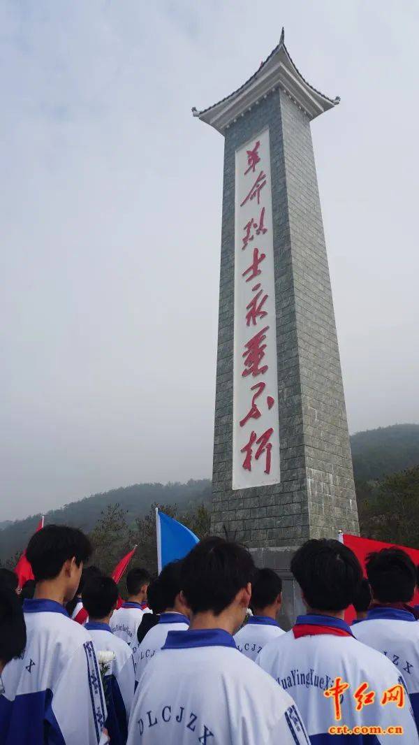 4月3日上午,麻城市第六初级中学华英校区和王福店校区的100名学生代表