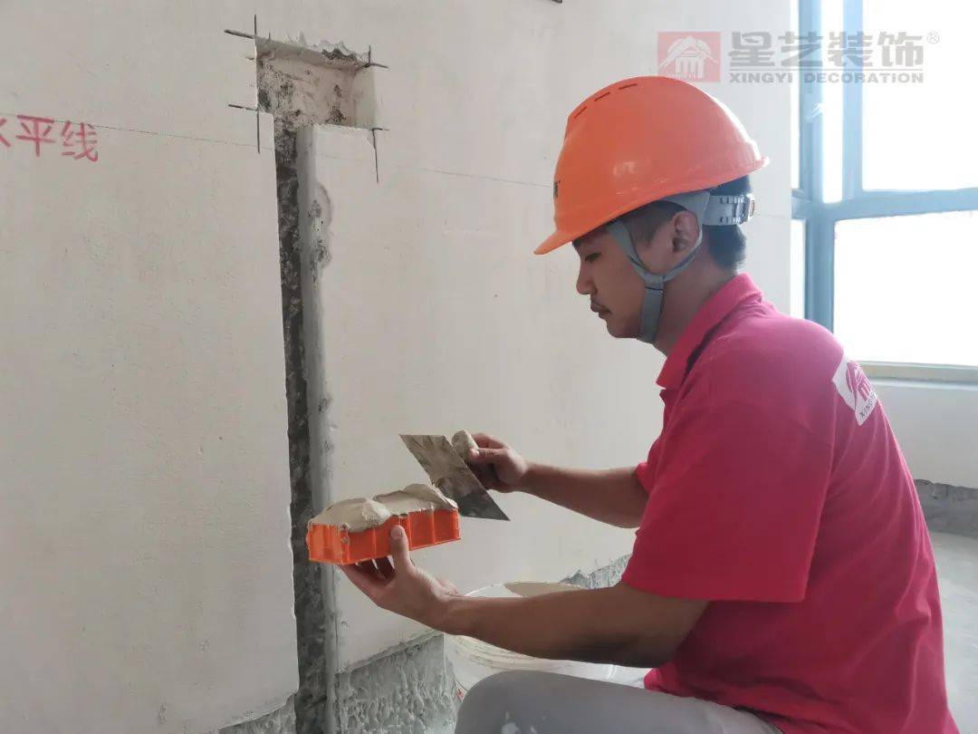12底盒预埋在施工时根据木地脚线的高度清除原抹灰层,换填具有防水