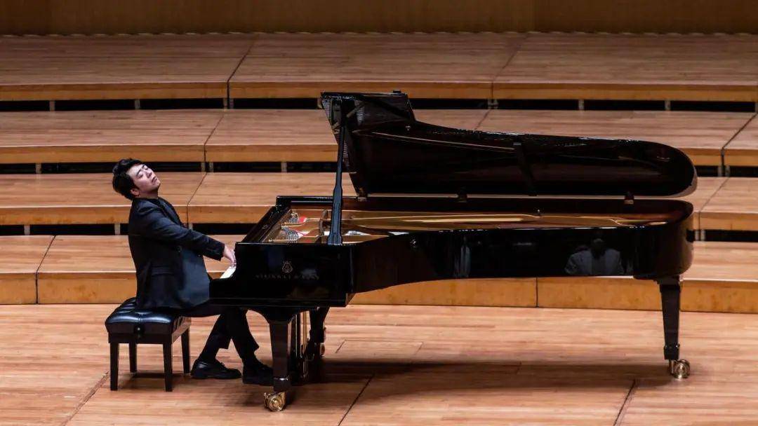 郎朗外向的性格帮助他将古典乐介绍给一批新听众.