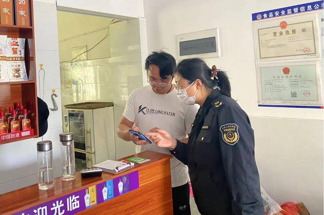 监管与服务并重安徽省巢湖市中垾市场监管所帮扶小餐饮食品质量安全