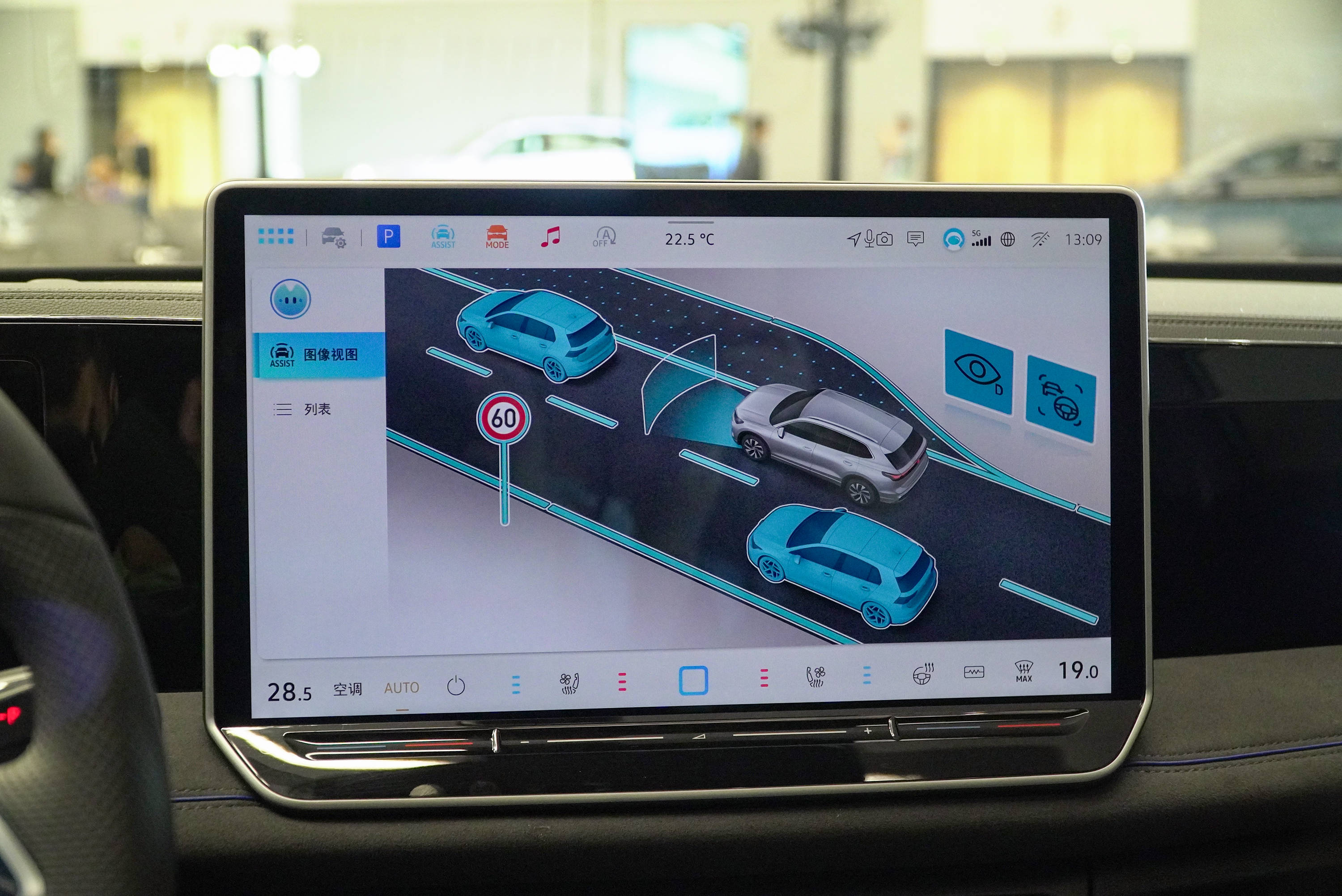 除了20个传感器得到升级,还加入了全新的双目摄像头,舱内摄像头,2个前